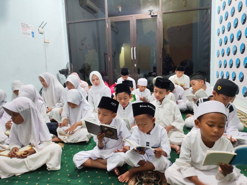 Pembacaan bersama anak anak didik albirru